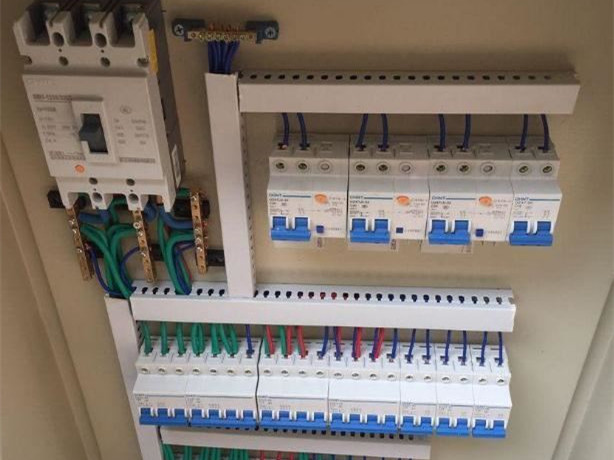 配電柜安裝規(guī)范是什么？配電柜清潔與保養(yǎng)一起了解(圖2)